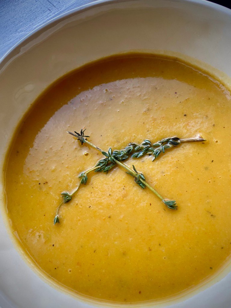 This Acorn Squash Soup is truly THE BEST soup that I make! It doesn’t matter what time of year it is, nothing beats this creamy, velvety hug-in-a-bowl! (And it’s #vegan !) #food #recipe #soup #glutenfree #keto #lowcarb #healthyfood #dinner #yum