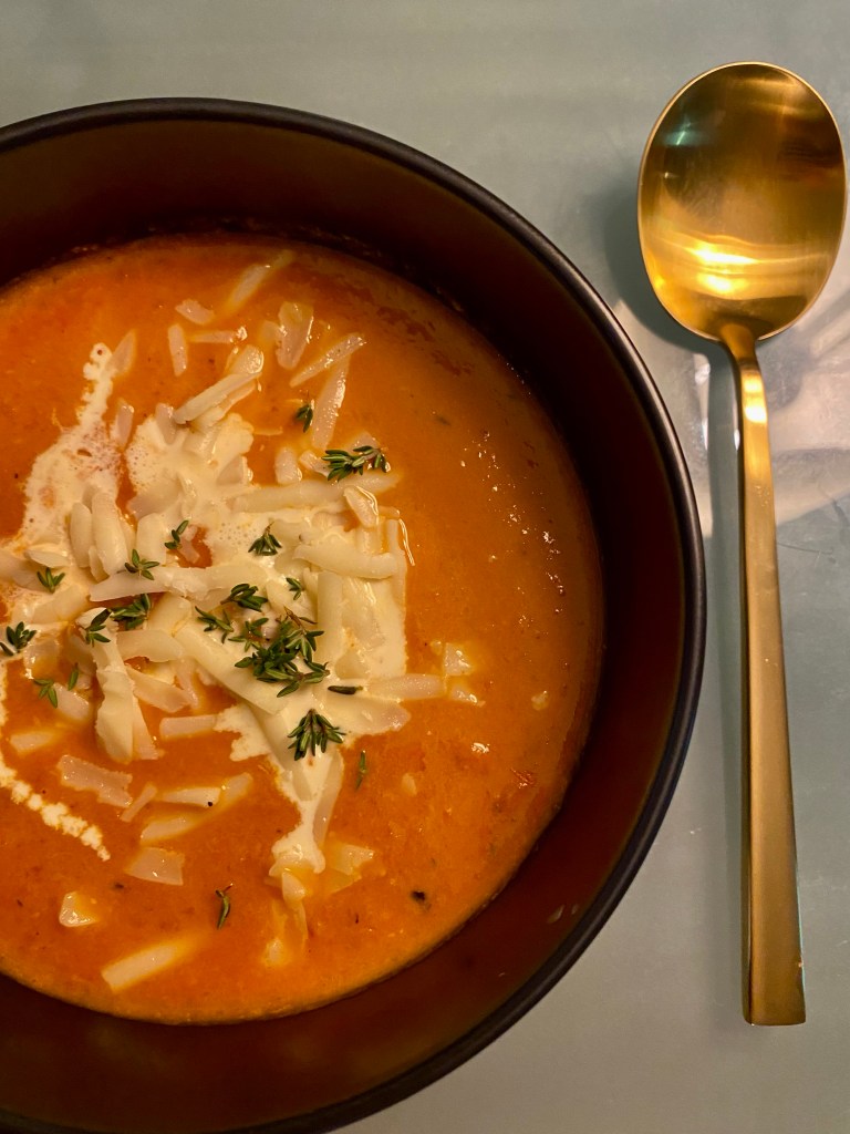 A delicious tomato soup recipe with roasted garlic! This amazing gluten free soup is healthy and packed with flavor! It will be your family’s new favorite dinner! #healthyfood #food #recipe #tomatosoup #soup #glutenfree #paleo #keto #lowcarb 