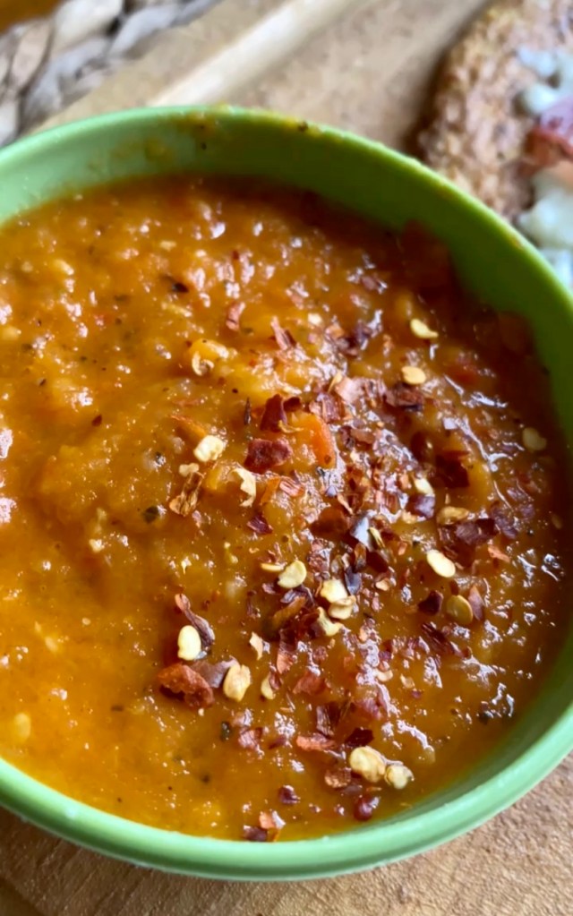 A healthy and hearty KETO pizza! Made with cauliflower and almond flour, this paleo pizza packs 68 grams of protein and is SO DELICIOUS! #glutenfree #keto #paleo #lowcarb #pizza #food #recipe #edrecovery #cooking #cauliflower