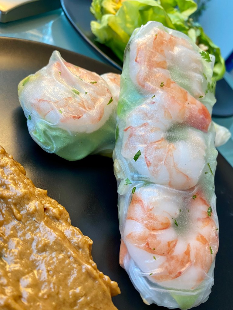 A healthy and deliciously FUN dinner! SHRIMP AND AVOCADO SLRING ROLLS! These protein packed, gluten free and keto rolls are a great way to get your kids (or picky eater) to eat their veggies! And don’t forget the AMAZING peanut dipping sauce! YUM! #recipe #dinner #paleo #glutenfree #food 
