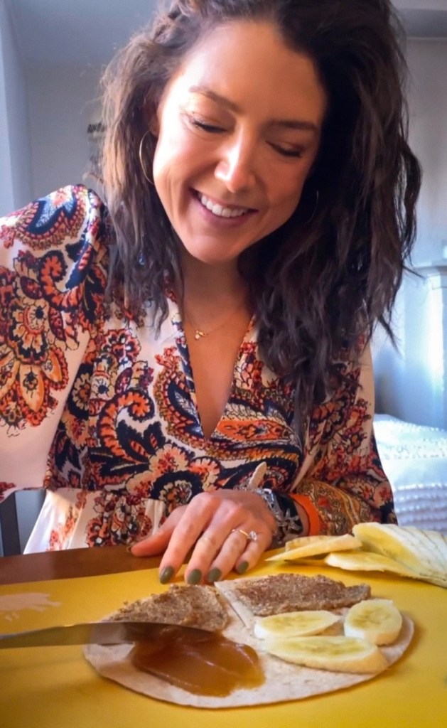 Almond butter, banana, cinnamon and Manuka Honey, snuggled inside a chewy tortilla. So xdelicious! BUT! DO YOU KNOW THE AMAZING BENEFITS OF MANUKA HONEY?! Find out! #snack #snacktime #vegetarian #glutenfree #specificcarbdiet #healthyfood #yum #cooking #recipe #food 