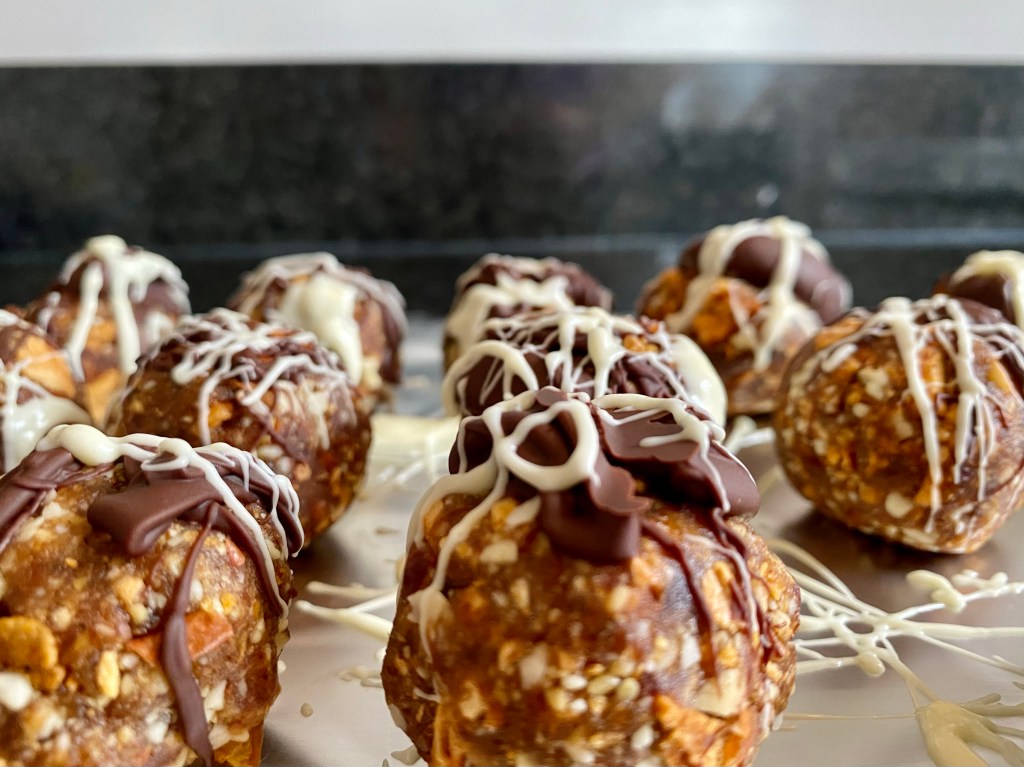 A healthy and delicious #recipe for Apple Pie Bites! These protein packed #cookies are the perfect sweet #snack, #dessert, or even an on-the-go #breakfast! Plus, they’re Gluten free, #vegan and Specific Carb Diet friendly! #food #glutenfree #paleo #healthyfood