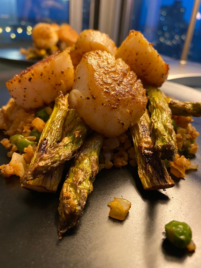 An outrageously delicious 30 MINUTE MEAL! This healthy #dinner combines pan seared #scallops with golden brown cauliflower rice for the perfect #keto and gluten free meal! Make this tonight! #glutenfree #food #recipe #healthy #healthyfood #lowcarb #specificcarbohydratediet 