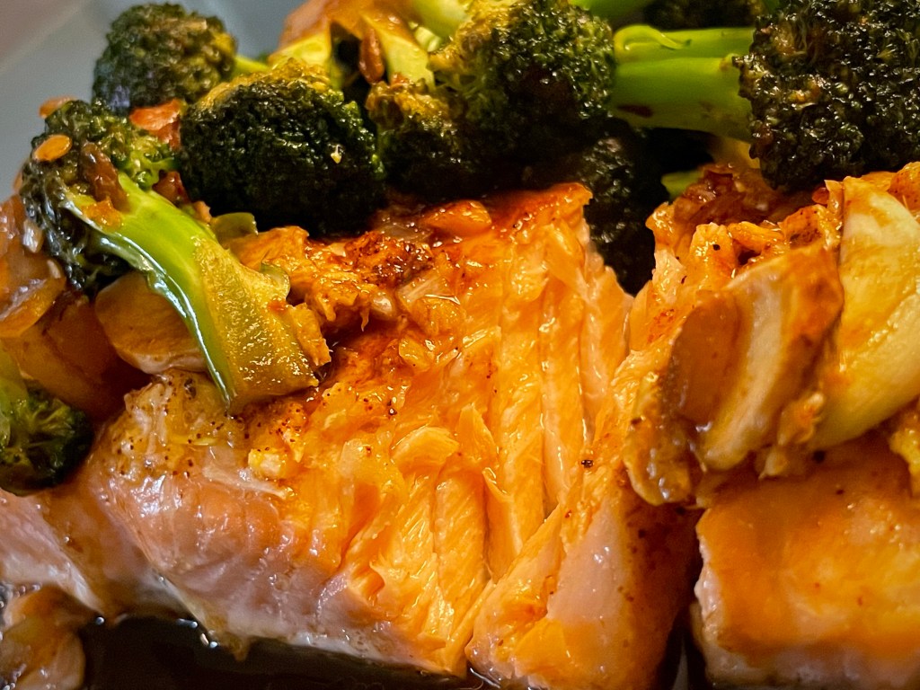 A new cooking method to make the most delicious and JUICY salmons you’ve ever had! CAST IRON Ginger Garlic Salmon! #keto #glutenfree #food #lowcarb #healthyfood #dinner #paleo #specificcarbohydratediet #salmon #cooking 