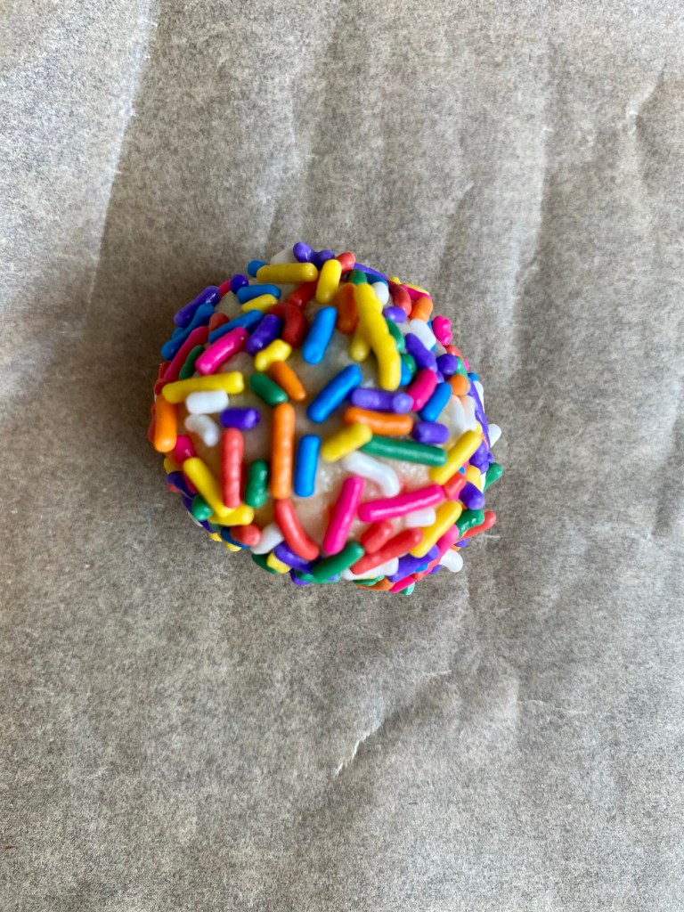 Easy Funfetti Cookies you can whip up in under an hour! Why? STORE BOUGHT #COOKIE DOUGH! Perhaps it's cheating, but hey -- you can't knock the results! #baking #cookies #dessert #food #edrecovery #family #treats #yum 