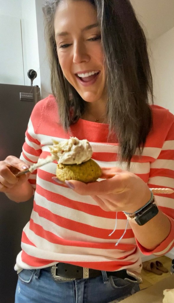 These are the best #cookies in the world! Soft and chewy #PUMPKIN SPICE #COOKIES topped with a mound of the most decadent CINNAMON CREAM CHEESE FROSTING! Talk about a treat! Make these for #Thanksgiving! #food #dessert #yummy #baking #pumpkinspice #thanksgivingrecipes