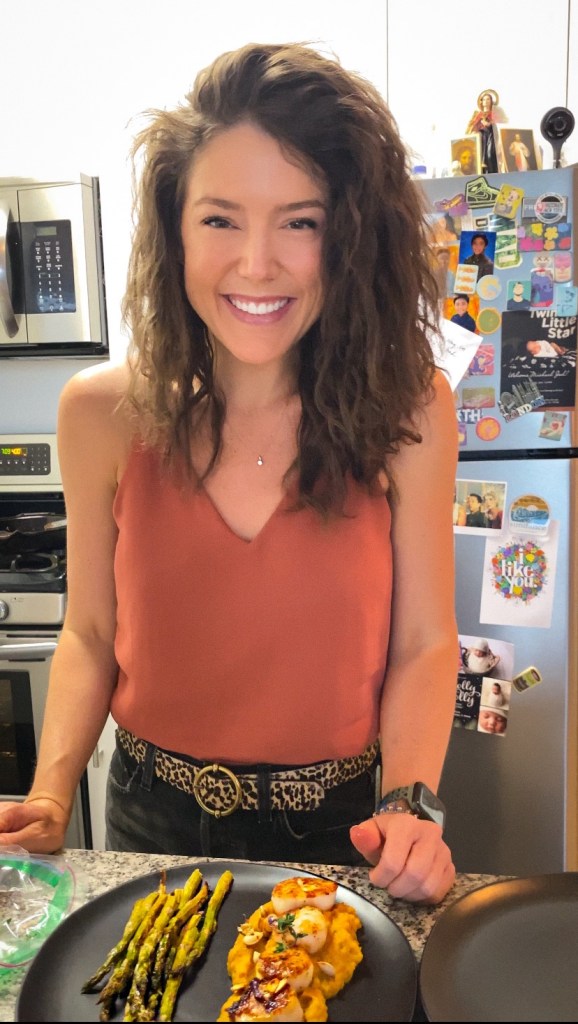 This is the BEST date night dinner! Pan seared scallops are paired with the most delicious acorn squash mash, making for a gorgeous, low carb and KETO feast! Truly restaurant quality! #food #glutenfree #dinner #keto #lowcarb #healthyfood #recipe #datenight #scallops #seafood