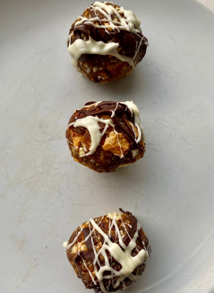 A healthy and delicious #recipe for Apple Pie Bites! These protein packed #cookies are the perfect sweet #snack, #dessert, or even an on-the-go #breakfast! Plus, they’re Gluten free, #vegan and Specific Carb Diet friendly! #food #glutenfree #paleo #healthyfood