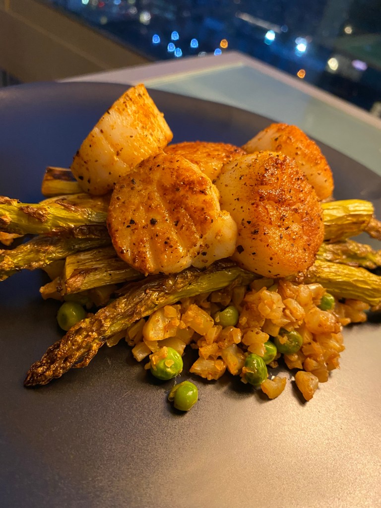 An outrageously delicious 30 MINUTE MEAL! This healthy #dinner combines pan seared #scallops with golden brown cauliflower rice for the perfect #keto and gluten free meal! Make this tonight! #glutenfree #food #recipe #healthy #healthyfood #lowcarb #specificcarbohydratediet 
