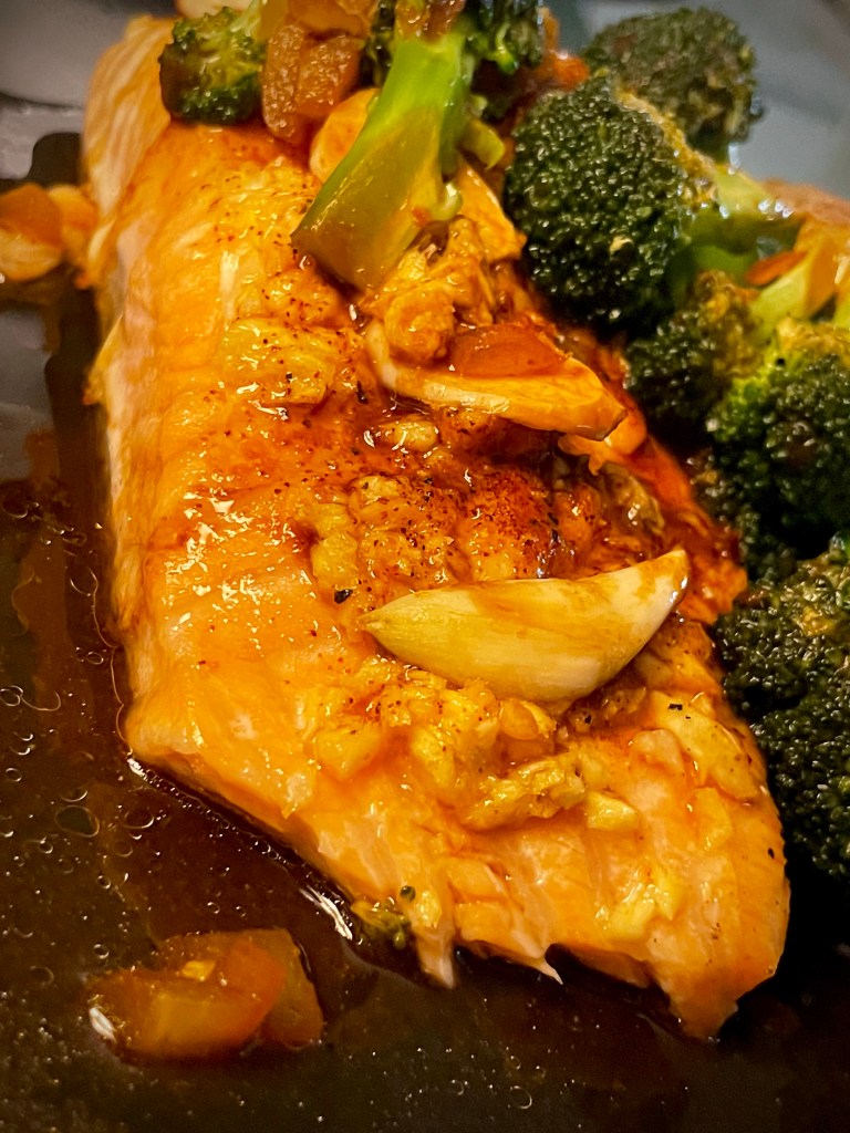 A new cooking method to make the most delicious and JUICY salmons you’ve ever had! CAST IRON Ginger Garlic Salmon! #keto #glutenfree #food #lowcarb #healthyfood #dinner #paleo #specificcarbohydratediet #salmon #cooking 