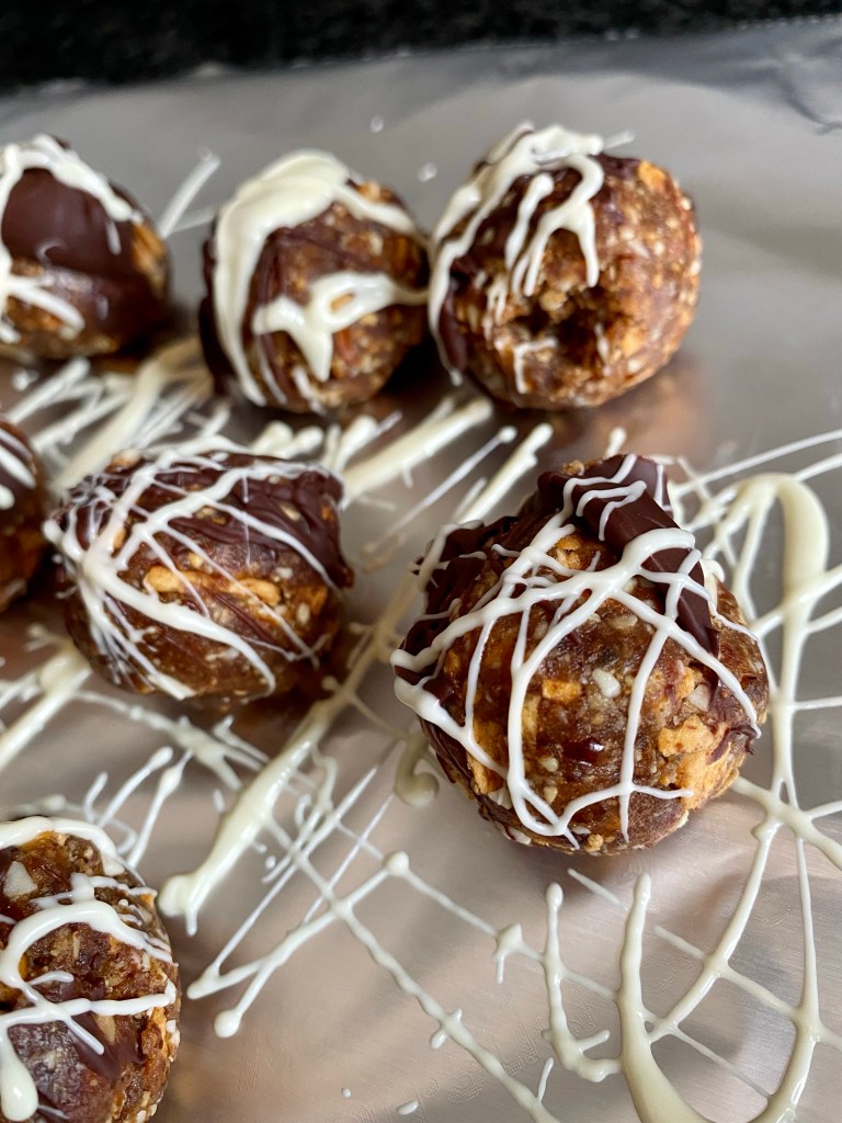 A healthy and delicious #recipe for Apple Pie Bites! These protein packed #cookies are the perfect sweet #snack, #dessert, or even an on-the-go #breakfast! Plus, they’re Gluten free, #vegan and Specific Carb Diet friendly! #food #glutenfree #paleo #healthyfood