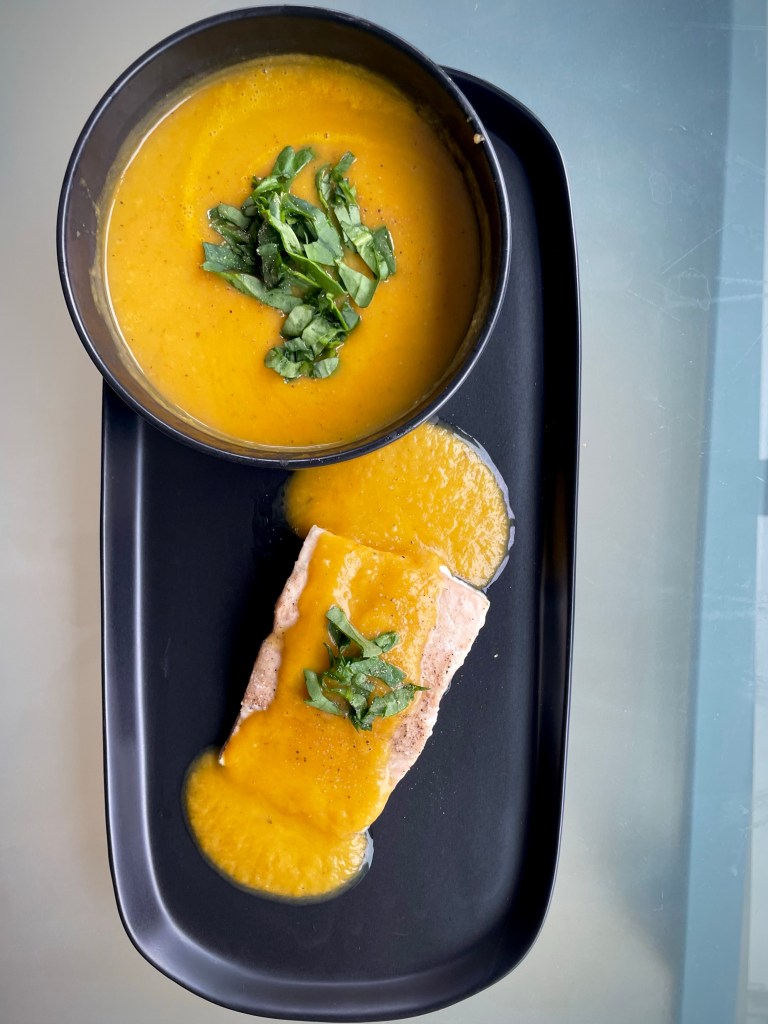 This Acorn Squash Soup is truly THE BEST soup that I make! It doesn’t matter what time of year it is, nothing beats this creamy, velvety hug-in-a-bowl! (And it’s #vegan !) #food #recipe #soup #glutenfree #keto #lowcarb #healthyfood #dinner #yum