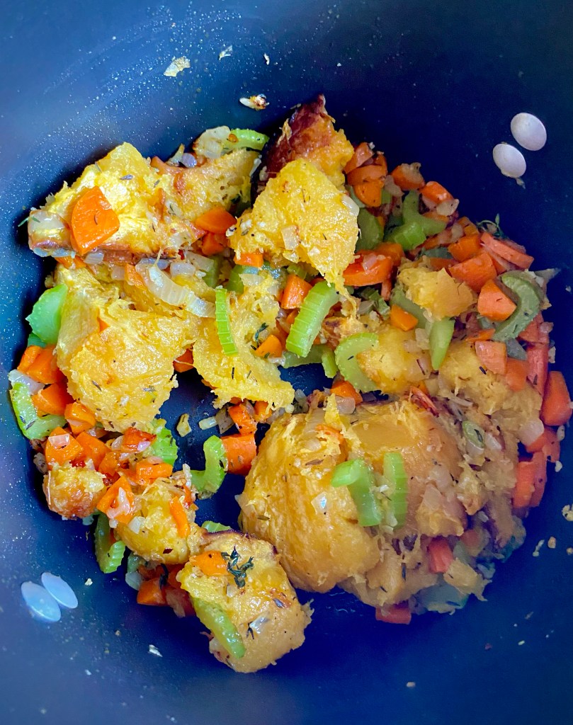 This Acorn Squash Soup is truly THE BEST soup that I make! It doesn’t matter what time of year it is, nothing beats this creamy, velvety hug-in-a-bowl! (And it’s #vegan !) #food #recipe #soup #glutenfree #keto #lowcarb #healthyfood #dinner #yum