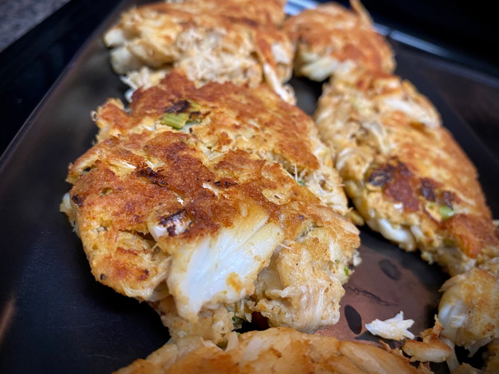 THE MOST AMAZING DINNER! Keto Crab Cakes! Made with almond flour and jumbo lump crab meat, these healthy and DELICIOUS crab cakes will become a new family favorite! #glutenfree #paleo #keto #lowcarb #crab #summer #food #recipe #healthyfood #cooking 