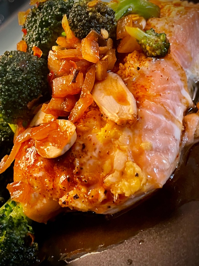 A new cooking method to make the most delicious and JUICY salmons you’ve ever had! CAST IRON Ginger Garlic Salmon! #keto #glutenfree #food #lowcarb #healthyfood #dinner #paleo #specificcarbohydratediet #salmon #cooking 