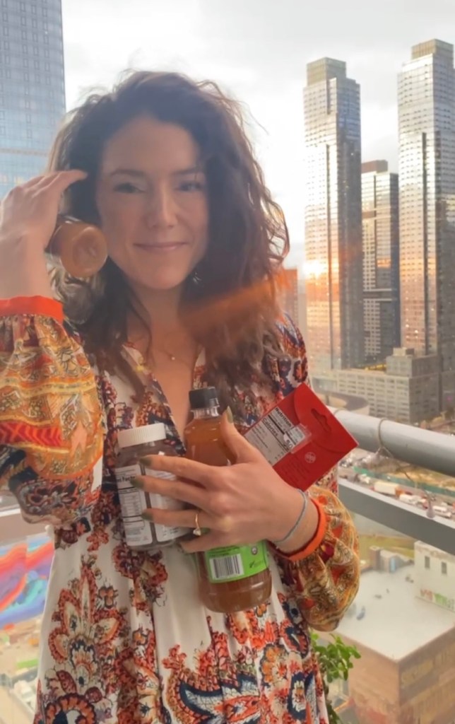 Almond butter, banana, cinnamon and Manuka Honey, snuggled inside a chewy tortilla. So xdelicious! BUT! DO YOU KNOW THE AMAZING BENEFITS OF MANUKA HONEY?! Find out! #snack #snacktime #vegetarian #glutenfree #specificcarbdiet #healthyfood #yum #cooking #recipe #food 