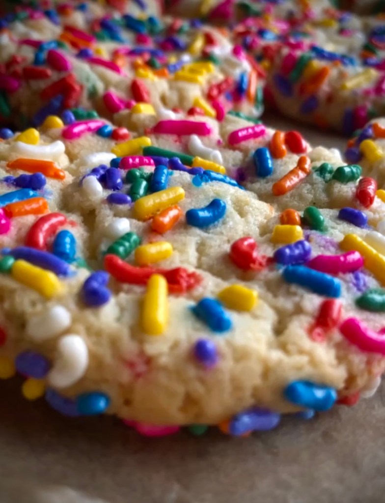 Easy Funfetti Cookies you can whip up in under an hour! Why? STORE BOUGHT #COOKIE DOUGH! Perhaps it's cheating, but hey -- you can't knock the results! #baking #cookies #dessert #food #edrecovery #family #treats #yum 