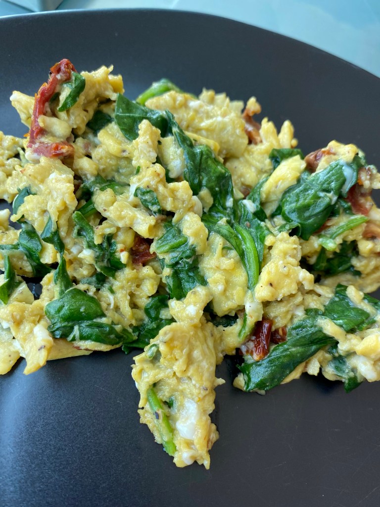 An easy and delicious breakfast recipe! Provençal Scrambled Eggs! Creamy and delicious and busying with flavor! Garlic, sun dried tomatoes and spinach come together for this brunch classic! #food #breakfast #healthyfood #eggs #glutenfree #paleo #keto #scd #cooking #brunch