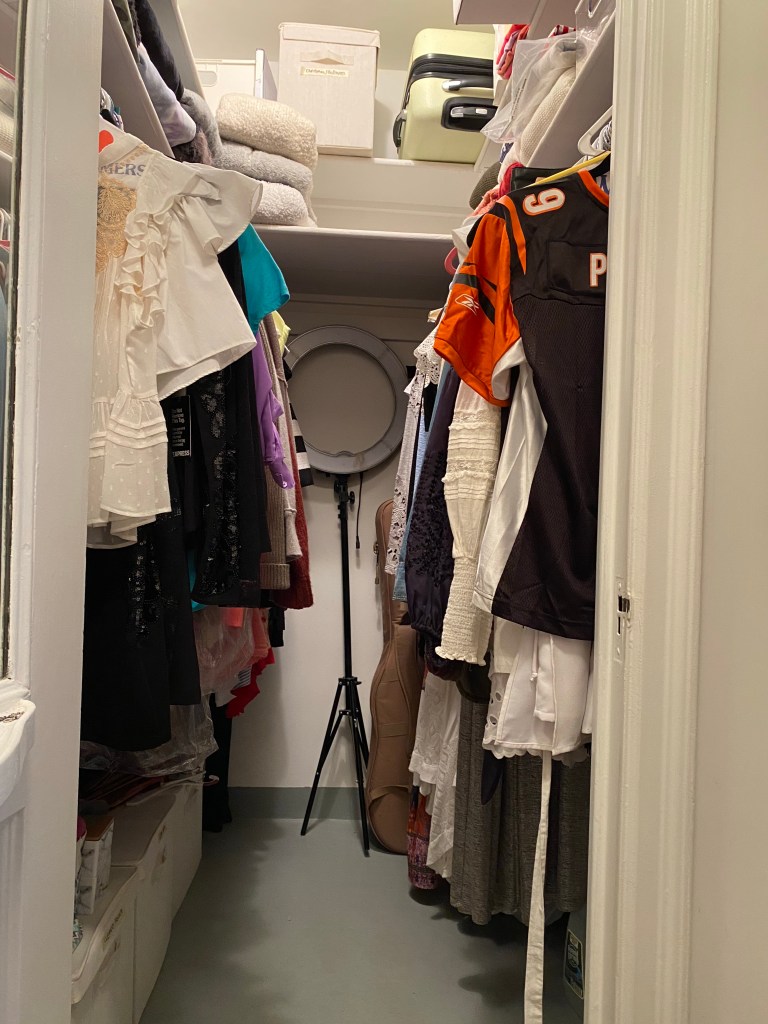 What freedom there is in clearing away things from the past that no longer serve you! When we let go of those things we’re holding on to, it allows us to have open hands for the blessings to come! #Catholic #recovery #edrecovery #Faith #god #christmas #cleaning #life #nyc #christianity