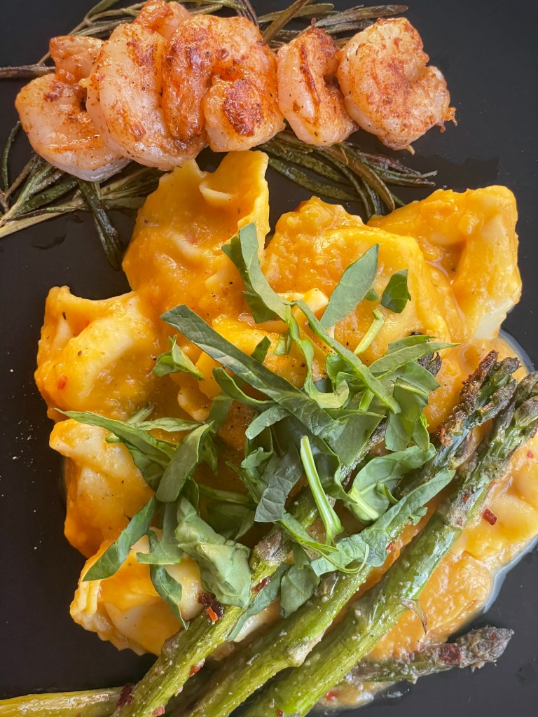 This Acorn Squash Soup is truly THE BEST soup that I make! It doesn’t matter what time of year it is, nothing beats this creamy, velvety hug-in-a-bowl! (And it’s #vegan !) #food #recipe #soup #glutenfree #keto #lowcarb #healthyfood #dinner #yum