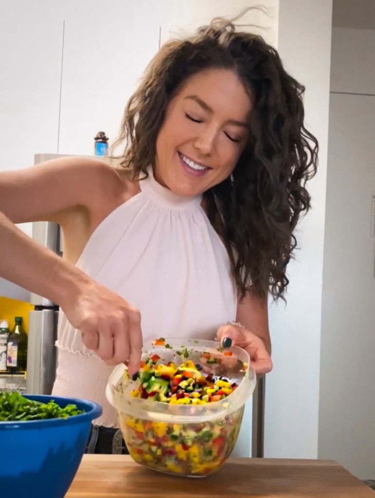 Need to “wow” someone with your cooking skills? THIS IS THE RECIPE! Chilean Sea Bass with Mango Salsa! This gluten free and paleo recipe is a crowd pleaser! Perfect for a dinner party, is make-ahead friendly and super fast and easy! PLUS ITS DANG DELICIOUS! #food #cooking #healthyfood #paleo #kale #edrecovery #recipe #health #dairyfree #dinner