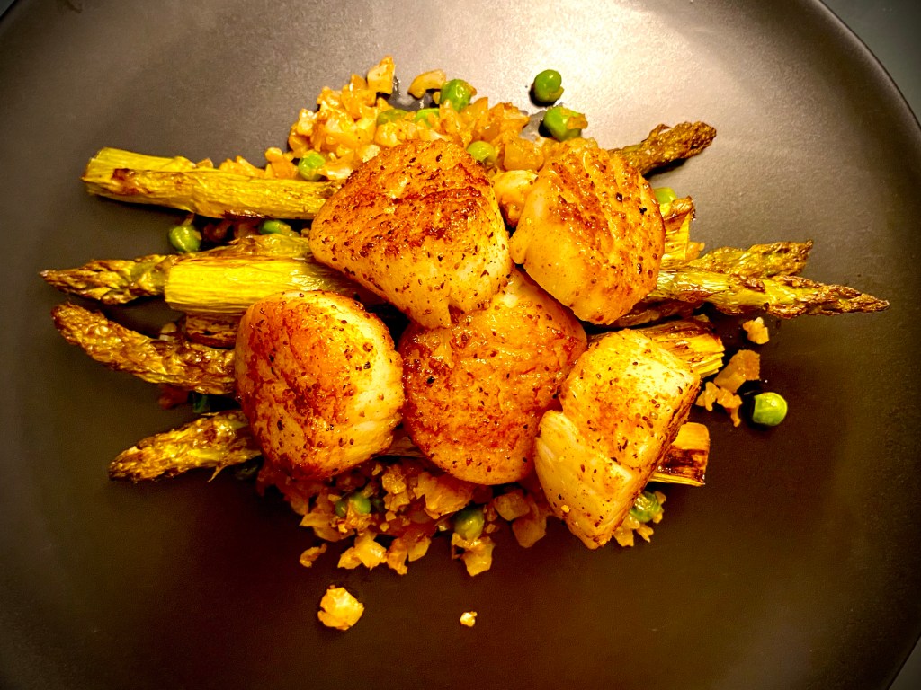 An outrageously delicious 30 MINUTE MEAL! This healthy #dinner combines pan seared #scallops with golden brown cauliflower rice for the perfect #keto and gluten free meal! Make this tonight! #glutenfree #food #recipe #healthy #healthyfood #lowcarb #specificcarbohydratediet 