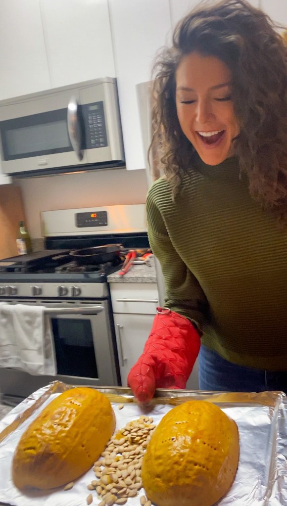 A LOW CARB *pasta dinner?!* How is that even possible!? My Spaghetti Squash boats are the most amazing #pasta alternative! Slurpy, carby and delicious - try this #keto Italian feast today! #lowcarb #glutenfree #paleo #specificcarbohydratediet #healthyfood #italian #food #recipe 