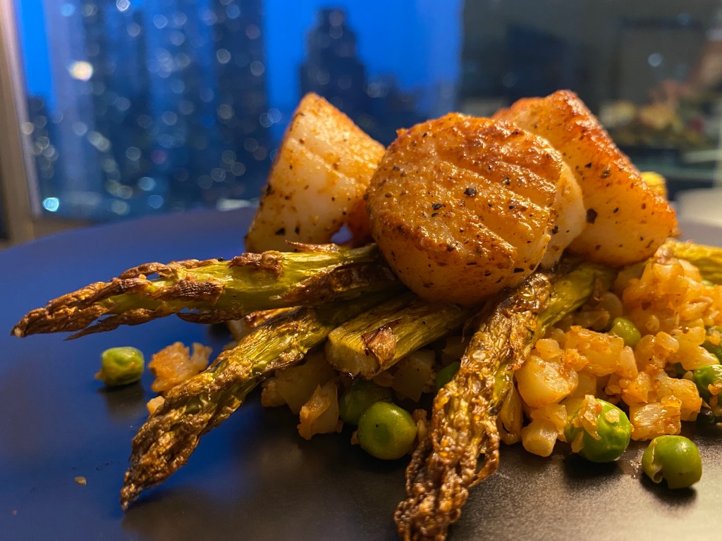 An outrageously delicious 30 MINUTE MEAL! This healthy #dinner combines pan seared #scallops with golden brown cauliflower rice for the perfect #keto and gluten free meal! Make this tonight! #glutenfree #food #recipe #healthy #healthyfood #lowcarb #specificcarbohydratediet 