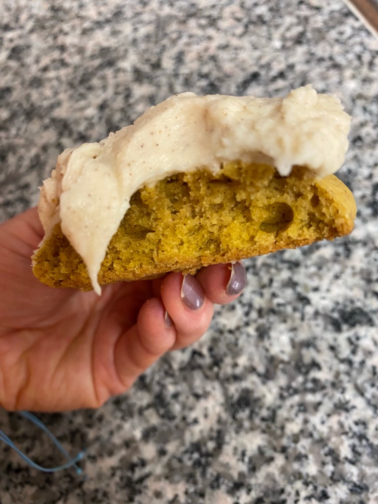 These are the best #cookies in the world! Soft and chewy #PUMPKIN SPICE #COOKIES topped with a mound of the most decadent CINNAMON CREAM CHEESE FROSTING! Talk about a treat! Make these for #Thanksgiving! #food #dessert #yummy #baking #pumpkinspice #thanksgivingrecipes