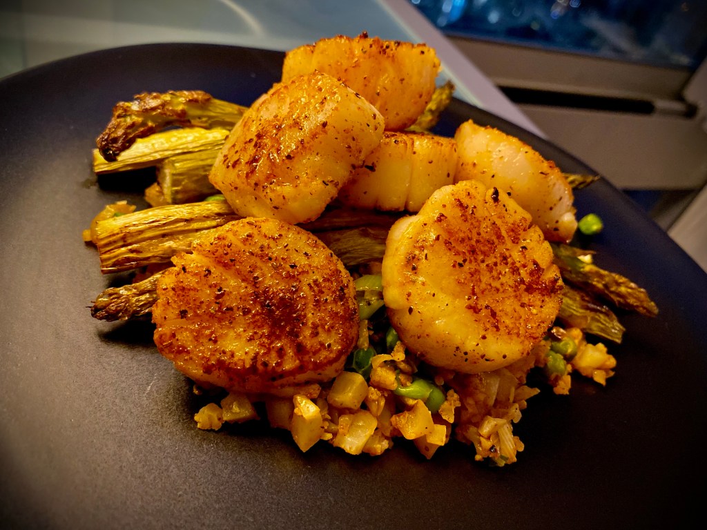 An outrageously delicious 30 MINUTE MEAL! This healthy #dinner combines pan seared #scallops with golden brown cauliflower rice for the perfect #keto and gluten free meal! Make this tonight! #glutenfree #food #recipe #healthy #healthyfood #lowcarb #specificcarbohydratediet 