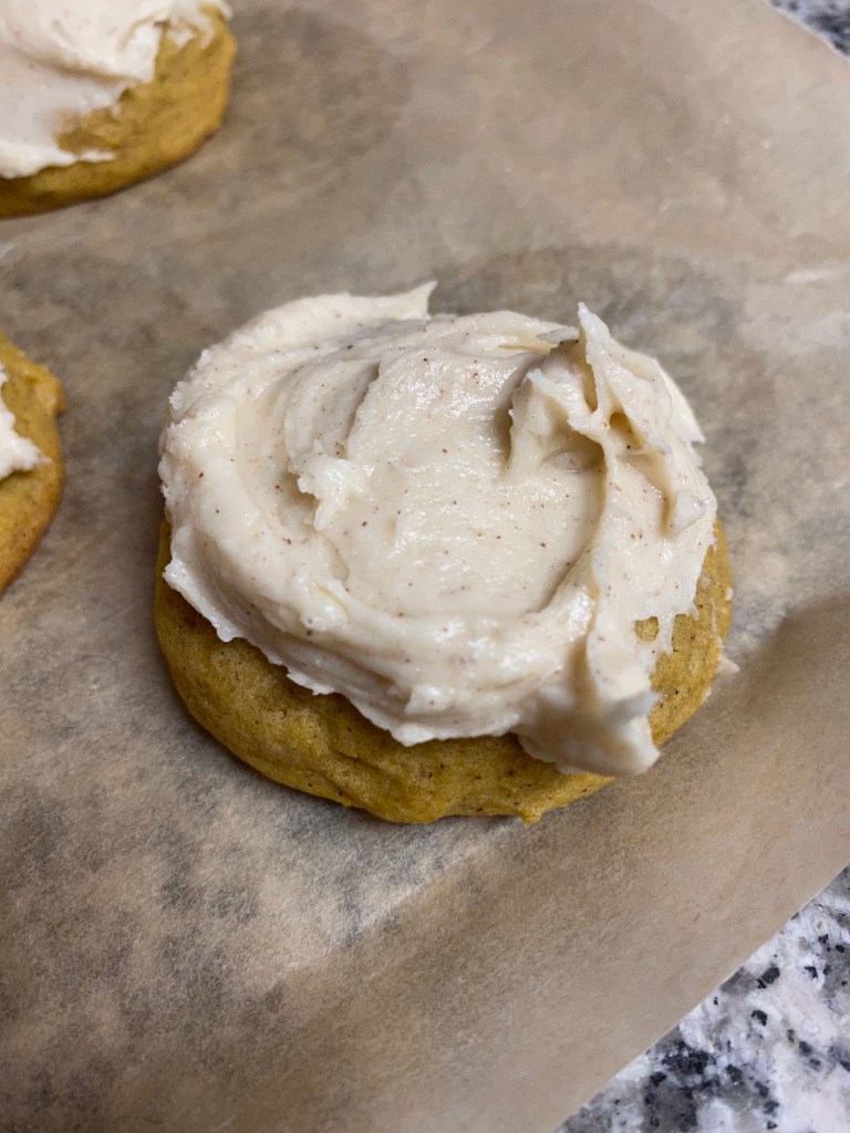 These are the best #cookies in the world! Soft and chewy #PUMPKIN SPICE #COOKIES topped with a mound of the most decadent CINNAMON CREAM CHEESE FROSTING! Talk about a treat! Make these for #Thanksgiving! #food #dessert #yummy #baking #pumpkinspice #thanksgivingrecipes