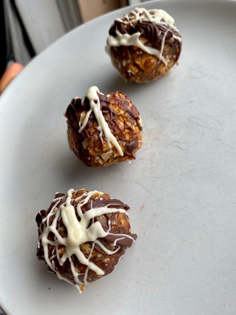 A healthy and delicious #recipe for Apple Pie Bites! These protein packed #cookies are the perfect sweet #snack, #dessert, or even an on-the-go #breakfast! Plus, they’re Gluten free, #vegan and Specific Carb Diet friendly! #food #glutenfree #paleo #healthyfood