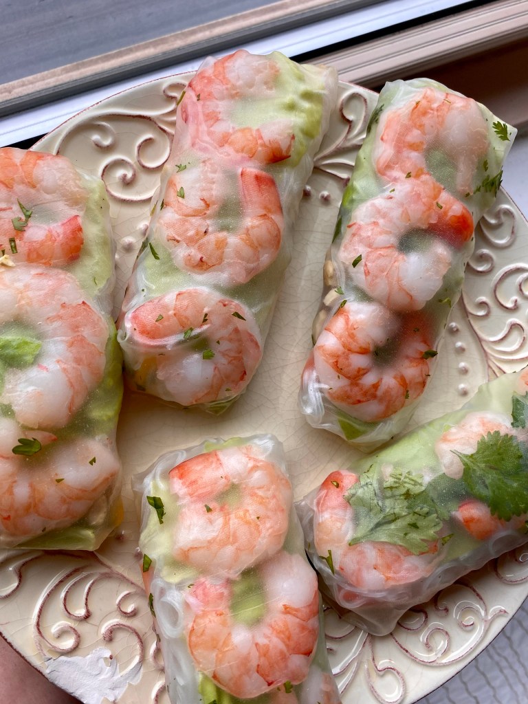 A healthy and deliciously FUN dinner! SHRIMP AND AVOCADO SLRING ROLLS! These protein packed, gluten free and keto rolls are a great way to get your kids (or picky eater) to eat their veggies! And don’t forget the AMAZING peanut dipping sauce! YUM! #recipe #dinner #paleo #glutenfree #food 