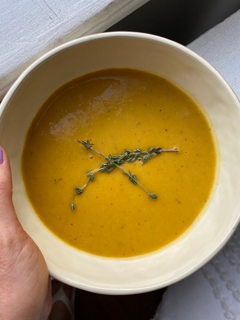 This Acorn Squash Soup is truly THE BEST soup that I make! It doesn’t matter what time of year it is, nothing beats this creamy, velvety hug-in-a-bowl! (And it’s #vegan !) #food #recipe #soup #glutenfree #keto #lowcarb #healthyfood #dinner #yum