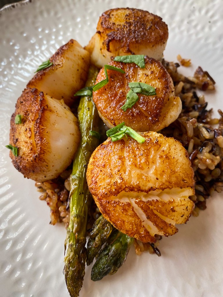 An outrageously delicious #seafood dinner! My Thai Coconut Rice with #Scallops is BEYOND delicious! Creamy and rich rice with perfectly seared scallops! #glutenfree #healthyfood #food #dinner #recipe #fall #recipe #thai