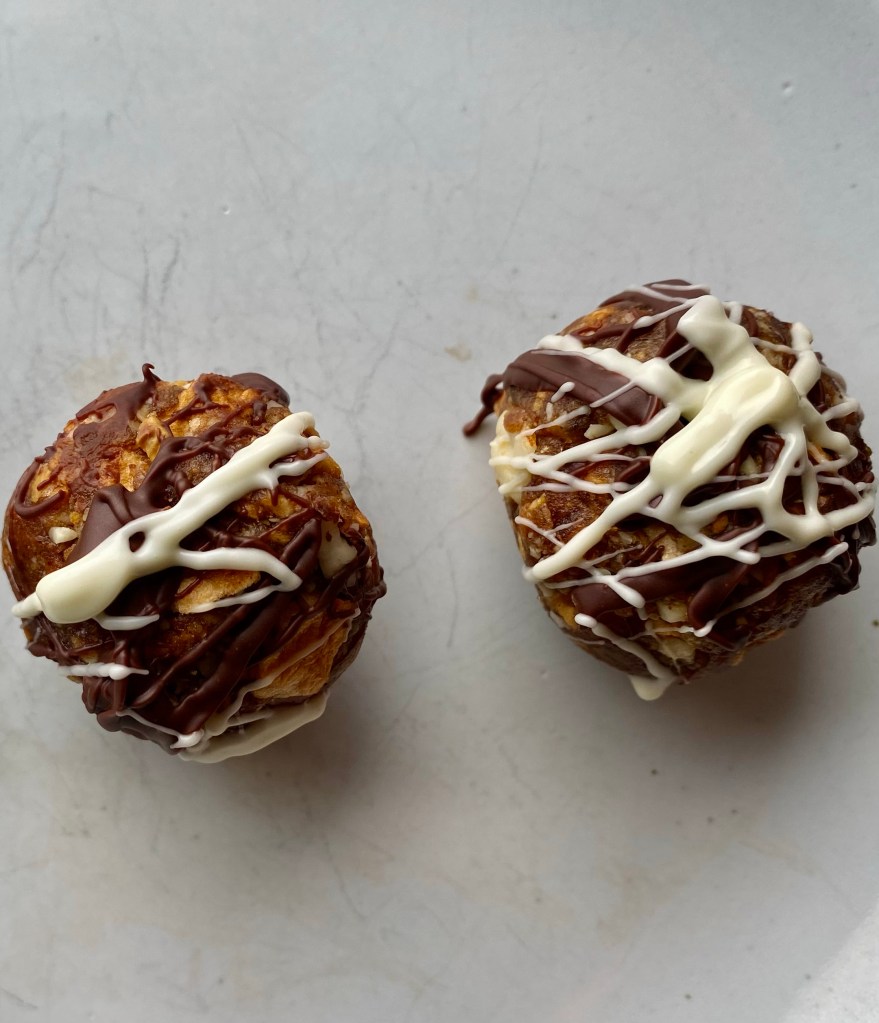 A healthy and delicious #recipe for Apple Pie Bites! These protein packed #cookies are the perfect sweet #snack, #dessert, or even an on-the-go #breakfast! Plus, they’re Gluten free, #vegan and Specific Carb Diet friendly! #food #glutenfree #paleo #healthyfood