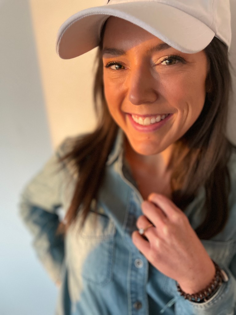These are the best #cookies in the world! Soft and chewy #PUMPKIN SPICE #COOKIES topped with a mound of the most decadent CINNAMON CREAM CHEESE FROSTING! Talk about a treat! Make these for #Thanksgiving! #food #dessert #yummy #baking #pumpkinspice #thanksgivingrecipes