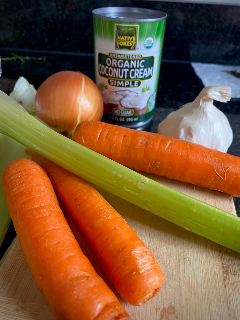 This Acorn Squash Soup is truly THE BEST soup that I make! It doesn’t matter what time of year it is, nothing beats this creamy, velvety hug-in-a-bowl! (And it’s #vegan !) #food #recipe #soup #glutenfree #keto #lowcarb #healthyfood #dinner #yum