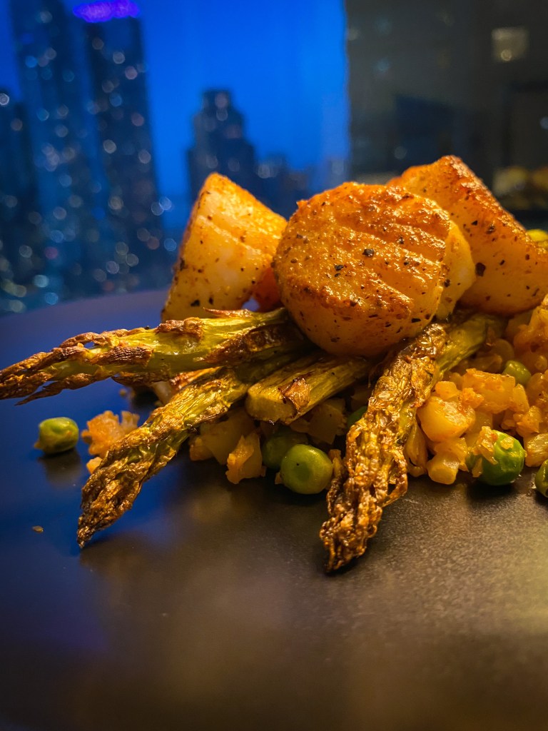 An outrageously delicious 30 MINUTE MEAL! This healthy #dinner combines pan seared #scallops with golden brown cauliflower rice for the perfect #keto and gluten free meal! Make this tonight! #glutenfree #food #recipe #healthy #healthyfood #lowcarb #specificcarbohydratediet 