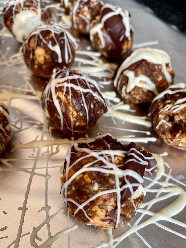A healthy and delicious #recipe for Apple Pie Bites! These protein packed #cookies are the perfect sweet #snack, #dessert, or even an on-the-go #breakfast! Plus, they’re Gluten free, #vegan and Specific Carb Diet friendly! #food #glutenfree #paleo #healthyfood