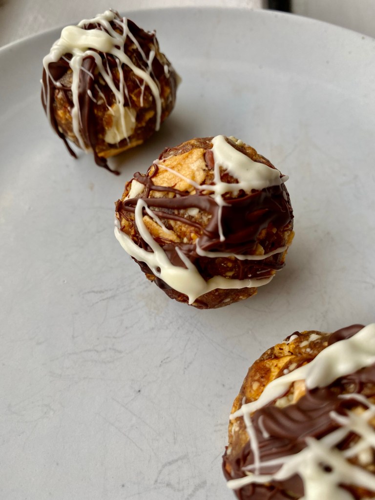 A healthy and delicious #recipe for Apple Pie Bites! These protein packed #cookies are the perfect sweet #snack, #dessert, or even an on-the-go #breakfast! Plus, they’re Gluten free, #vegan and Specific Carb Diet friendly! #food #glutenfree #paleo #healthyfood