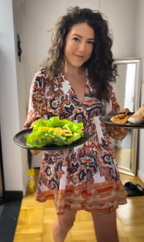 A healthy and deliciously FUN dinner! SHRIMP AND AVOCADO SLRING ROLLS! These protein packed, gluten free and keto rolls are a great way to get your kids (or picky eater) to eat their veggies! And don’t forget the AMAZING peanut dipping sauce! YUM! #recipe #dinner #paleo #glutenfree #food 