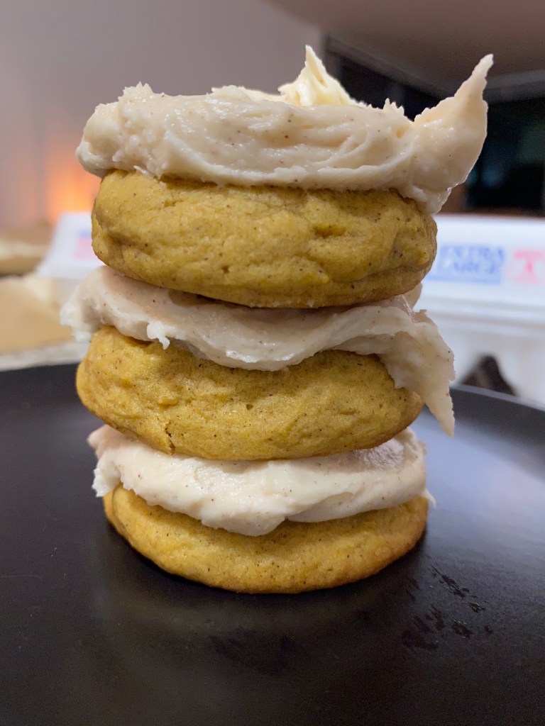 These are the best #cookies in the world! Soft and chewy #PUMPKIN SPICE #COOKIES topped with a mound of the most decadent CINNAMON CREAM CHEESE FROSTING! Talk about a treat! Make these for #Thanksgiving! #food #dessert #yummy #baking #pumpkinspice #thanksgivingrecipes