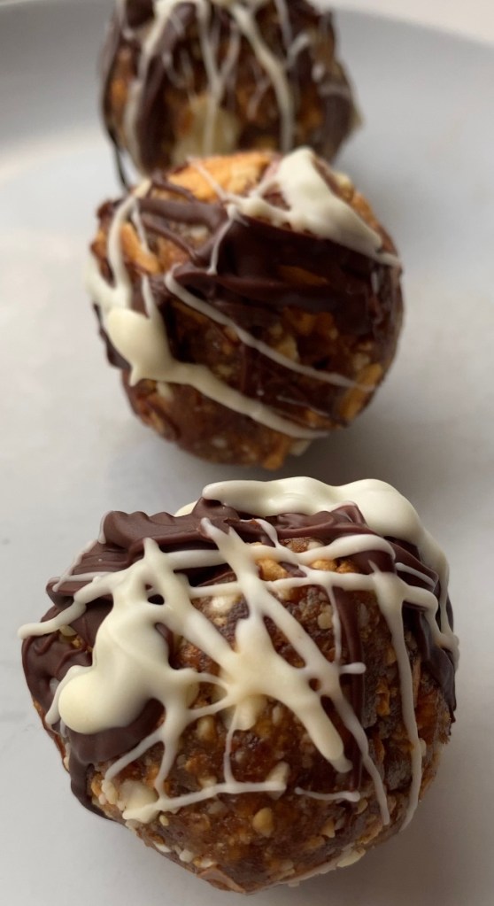 A healthy and delicious #recipe for Apple Pie Bites! These protein packed #cookies are the perfect sweet #snack, #dessert, or even an on-the-go #breakfast! Plus, they’re Gluten free, #vegan and Specific Carb Diet friendly! #food #glutenfree #paleo #healthyfood