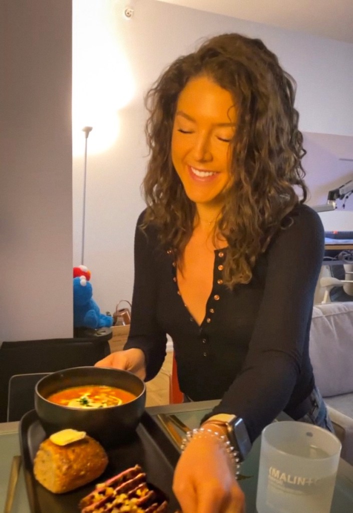 A delicious tomato soup recipe with roasted garlic! This amazing gluten free soup is healthy and packed with flavor! It will be your family’s new favorite dinner! #healthyfood #food #recipe #tomatosoup #soup #glutenfree #paleo #keto #lowcarb 